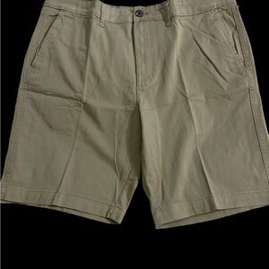 Men’s flat front khaki knee length super soft shorts 26 9” NWT